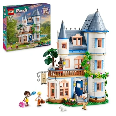 Abbildung von Lego Friends Burg mit Ferienunterkunft, Hotel Spielset für Kinder und Teenager ab 12 Jahren 4 Spielfiguren, Hund Zubehör, Geschenkidee Mädchen Jungen 42638