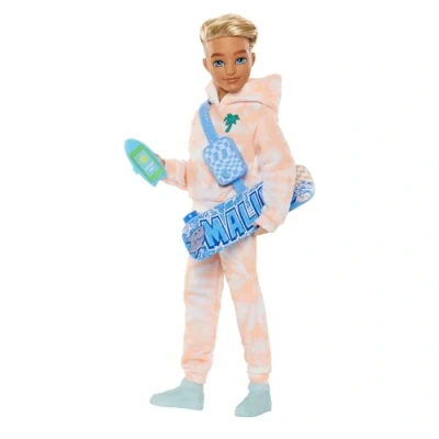 Abbildung von Barbie Dream Besties Puppe und Accessoires, bewegliche Ken Modepuppe mit ausziehbaren Moden blondem Haar, 9 Teile zum Thema Sommer Skateboard, JDD75