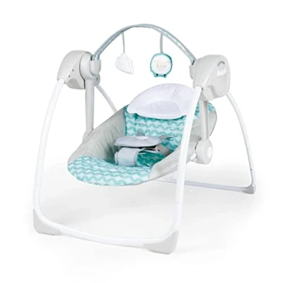 Abbildung von Ingenuity, Ity Swingity Swing, Goij, zusammenklappbare und tragbare Babyschaukel mit 6 Schaukelgeschwingkeiten, 2 Spielzeugen, 5 Punkt Gurt Tragegriff