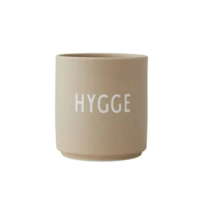 Abbildung von Design Letters Kaffeebecher Lieblingsbecher Weihnachtsgeschenke für Männer, Frauen Ideal Weihnachtsdeko, Tischdeko Weihnachten Tasse mit Spruch Porzellan Kaffeetassen HYGGE 250 Ml