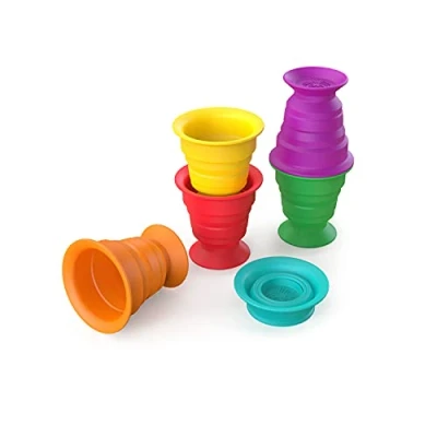 Abbildung von Baby Einstein Stack &amp; Squish Cups, 6 Becher mit Saugnapf, zusammensteckbares Sensorik Spielzeug für Strand, Bad Boden, Säugling bis Kleinkind, 12494