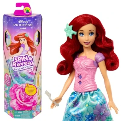 Abbildung von Mattel Disney Prinzessin Arielle Modepuppen Set, Spin &amp; Reveal mit 11 Überraschungen, darunter 5 Accessoires, Sticker und eine Szene zum Spielen, vom Film inspiriert, HTV88