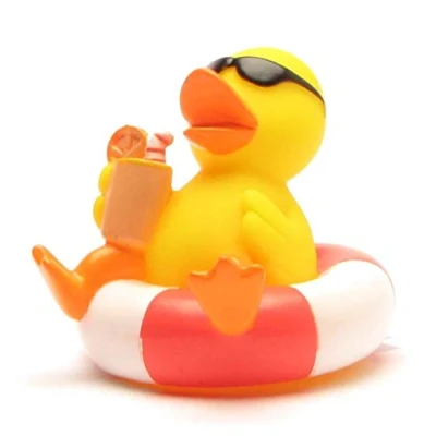 Abbildung von Badeente im Schwimmreif I Quietscheente Duckshop L: 8 cm Spielzeug für Babies und Kinder Badespielzeug die Badewanne Geschenk Urlauber