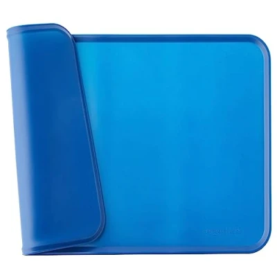 Abbildung von Amazon Basics Wasserabweisende Napfunterlage aus Silikon, Unterlage für Haustierfutter, 47 x 29 cm, Blau, Einzelbett