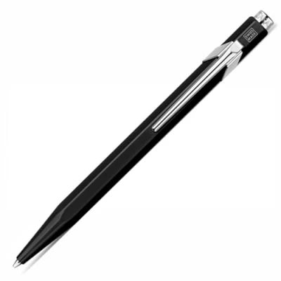 Abbildung von CARAN d&#039;ACHE Kugelschreiber 849 aus Metall Schwarz mit schwarzer Mine, 1 Stück (1er Pack)