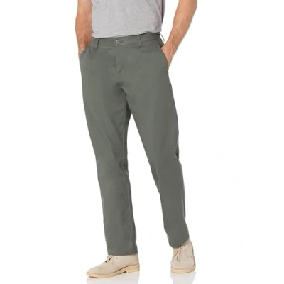 Abbildung von Amazon Essentials Herren Knitterfreie Flatfront Chinohose in klassischer Passform (erhältlich Übergröße), Dunkles Olivgrün, 42W / 32L