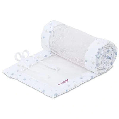 Abbildung von babybay Nestchen Mesh Piqué / Bettumrandung für Beistellbett Stoßschutz Baby Bett, passend Modell Maxi, Boxspring, Comfort und Plus, weiß Sternemix sand/azurblau