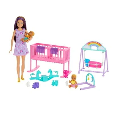 Abbildung von Barbie Skipper Puppe und Kinderzimmer mit Zubehör, enthält Zwillingsbabypuppen, 1 Bettchen, Schaukel, Wippe mehr, HXM99