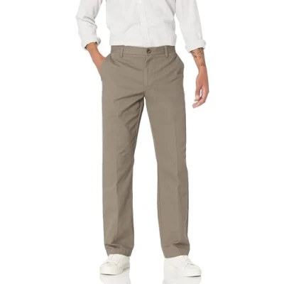 Abbildung von Amazon Essentials Herren Knitterfreie Flatfront Chinohose in klassischer Passform (erhältlich Übergröße), Dunkelbraun, 30W / 32L