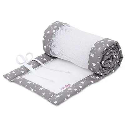 Abbildung von babybay Nestchen Mesh Piqué / Bettumrandung für Beistellbett Stoßschutz Baby Bett, passend Modell Maxi, Boxspring, Comfort und Plus, taupe Sterne weiß