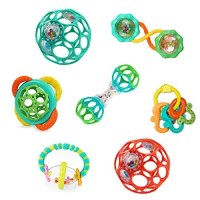 Abbildung von Bright Starts, Schnuller &amp; Shakers 7 Stück Geschenk Set BPA frei Baby Rasseln, Beißringe und Kinderwagen Spielzeug, Unisex, Neugeborene+, 13079