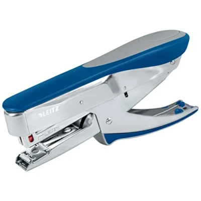 Abbildung von Leitz Heftzange, Für 30 Blatt, Ergonomisches Design aus Metall mit Gummioberflächen, Heftklammern P3 (24/6, 26/6), Oberlademechanik, Blau, 55480033