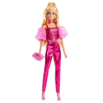 Abbildung von Barbie Deluxe Style Puppe #5 in rosafarbenem Metallic Outfit, blond, mit glitzerndem Korsett Top und glänzender Hose Accessoires wie Einer rosafarbenen Kette Handtasche, JFP40