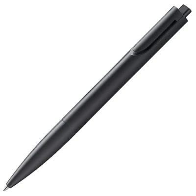 Abbildung von LAMY noto schlichter Kugelschreiber 282 aus Kunststoff in der Farbe mattschwarz mit dreieckigem Korpus und Druckmechanik, inkl. Großraummine M 16 Strichbreite schwarz
